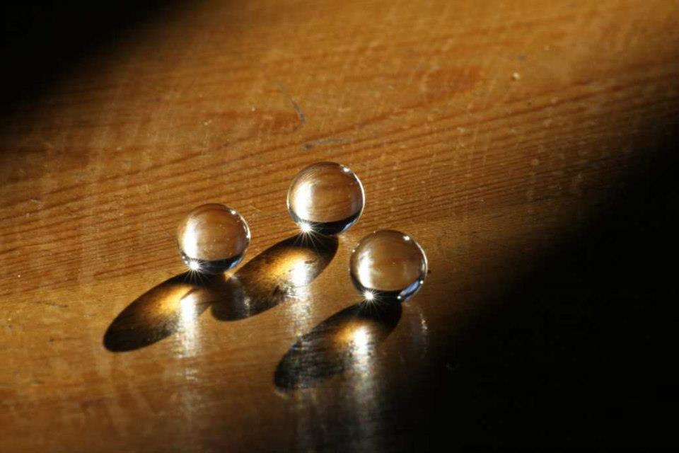 3 boules recevant de la lumière