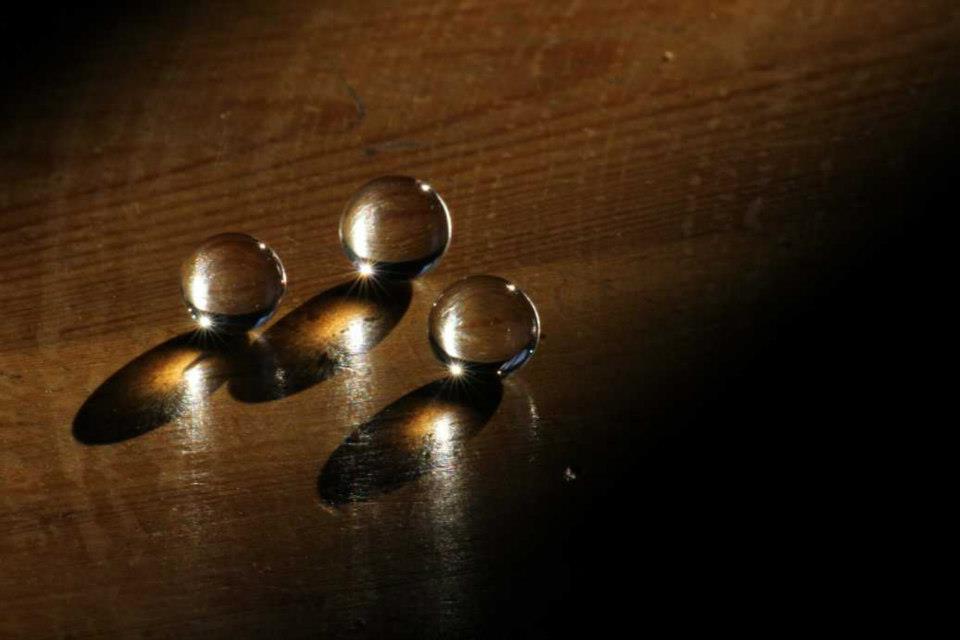 3 boules recevant de la lumière