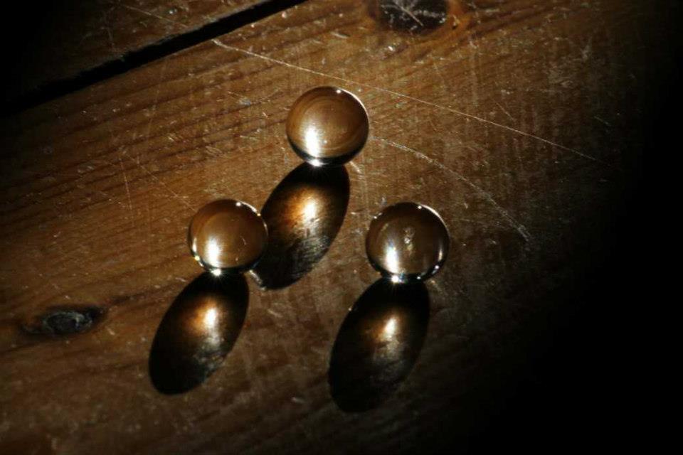 3 boules recevant de la lumière
