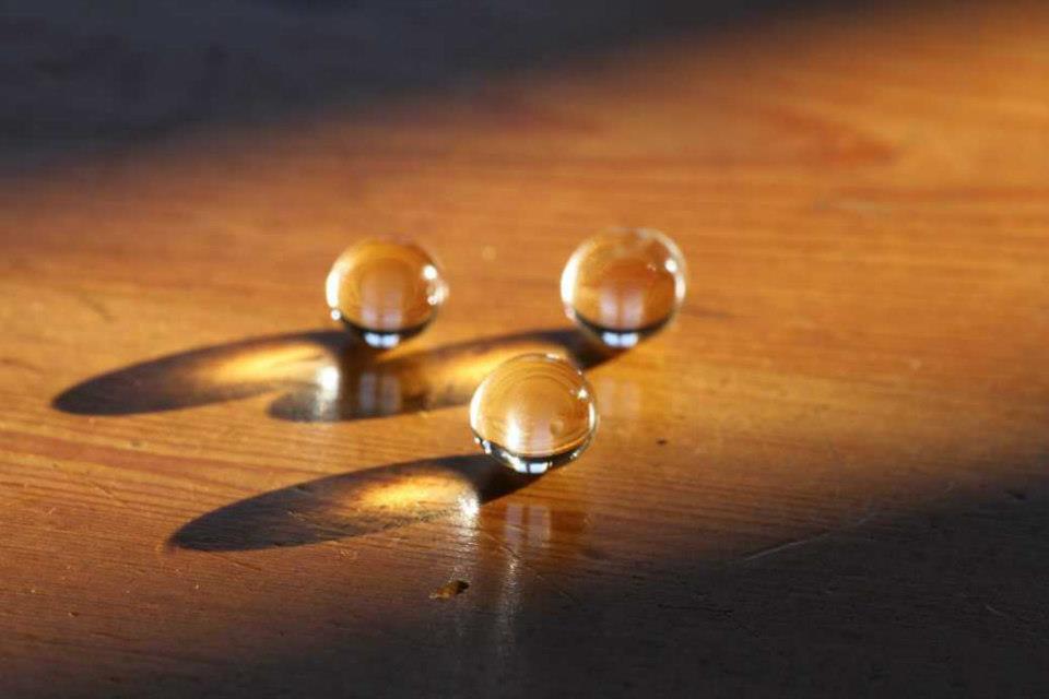 3 boules recevant de la lumière