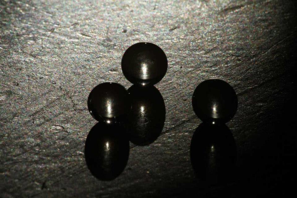 3 boules recevant de la lumière