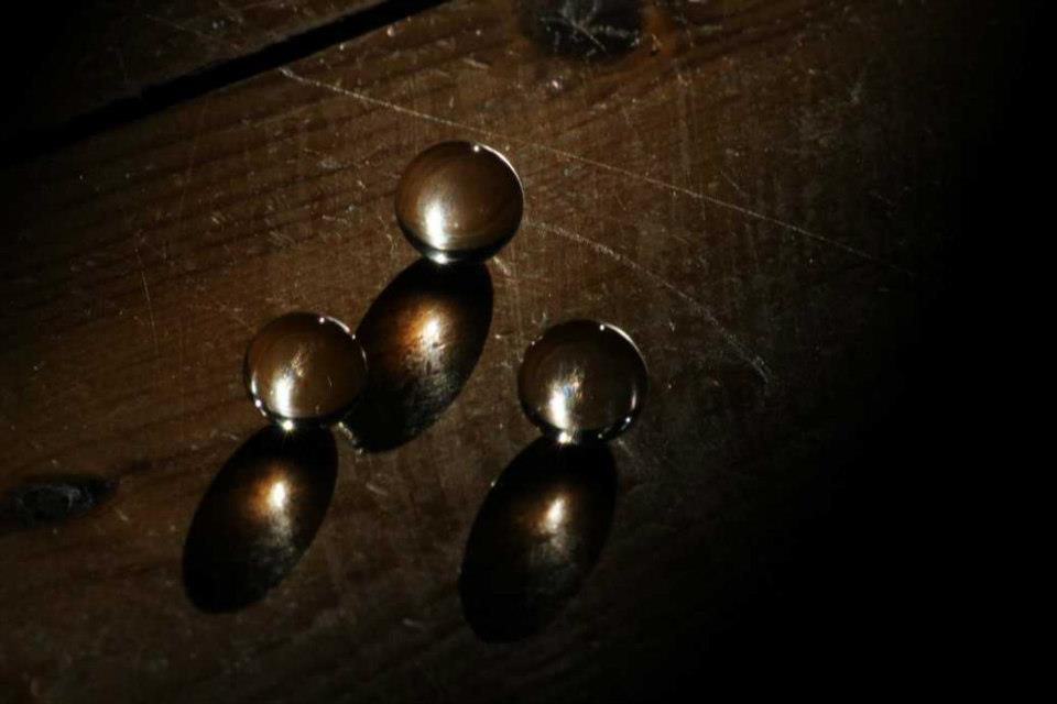 3 boules recevant de la lumière