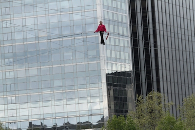 traverséee seine funambule